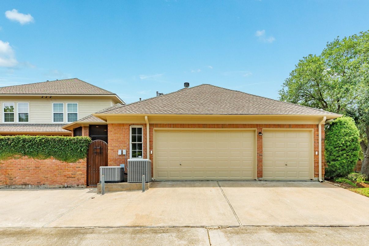 Attached, Exterior, Facade, Brick Facade, Ranch