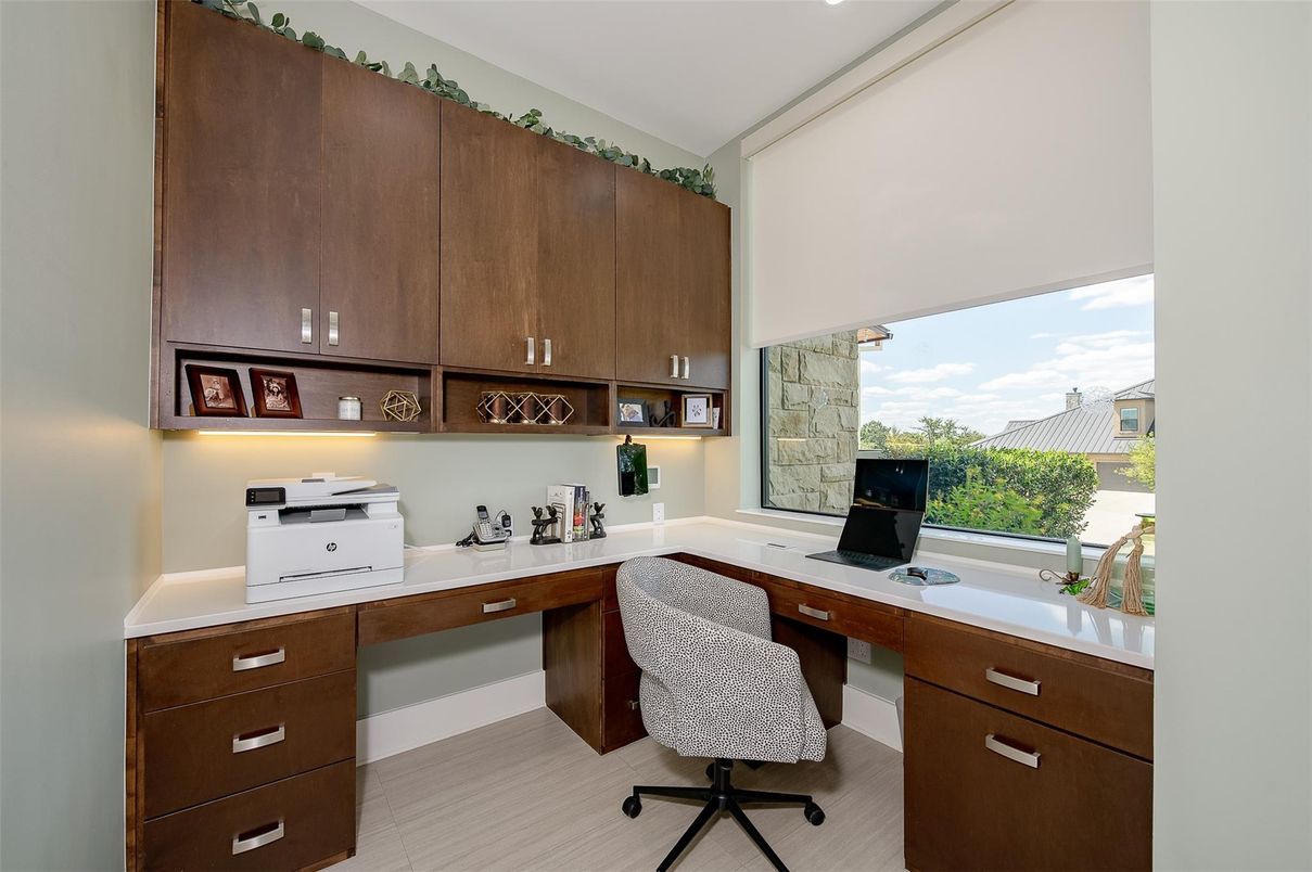 Home Office, Interior