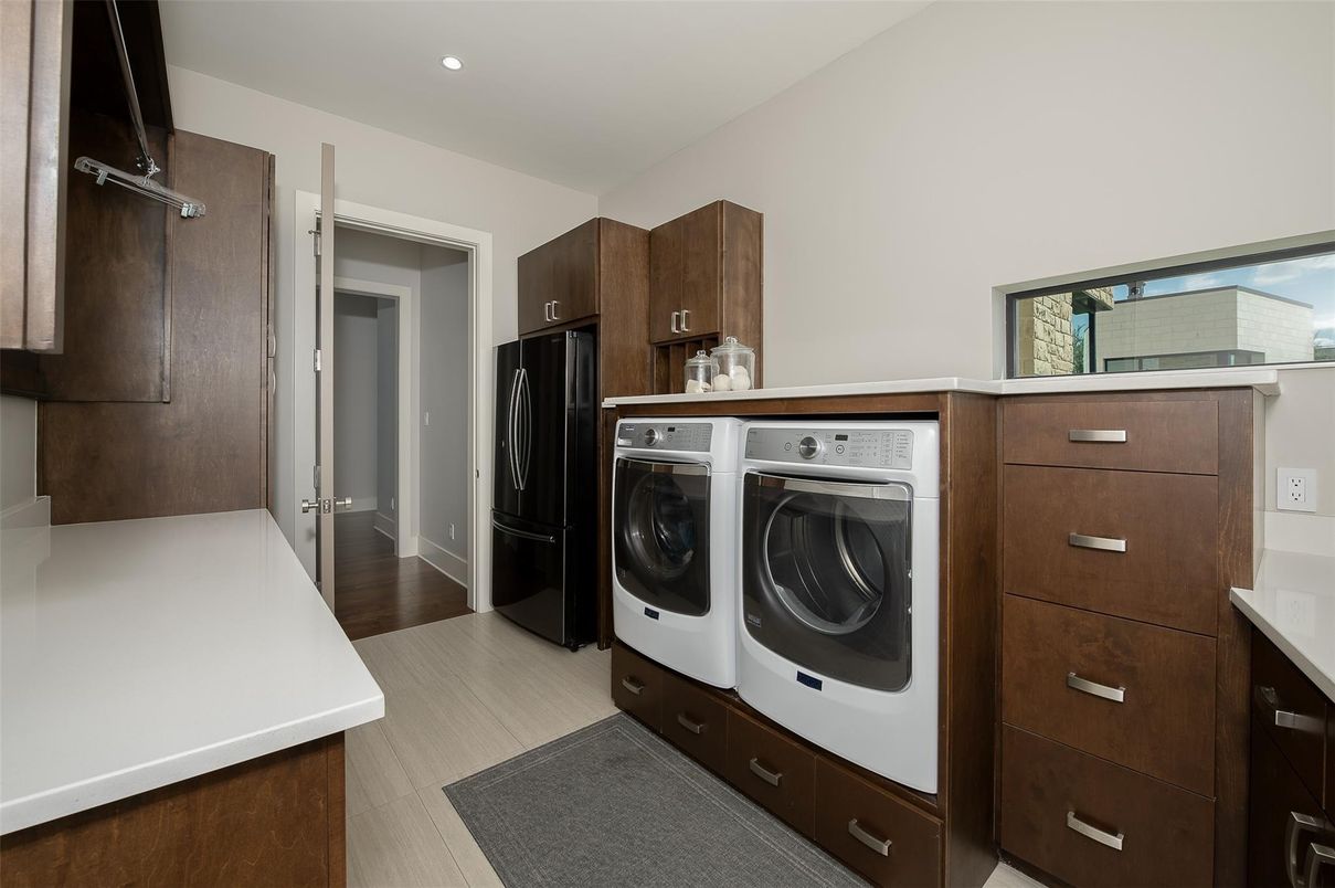 Interior, Recessed Lighting, Washer, Wood Texture Flooring