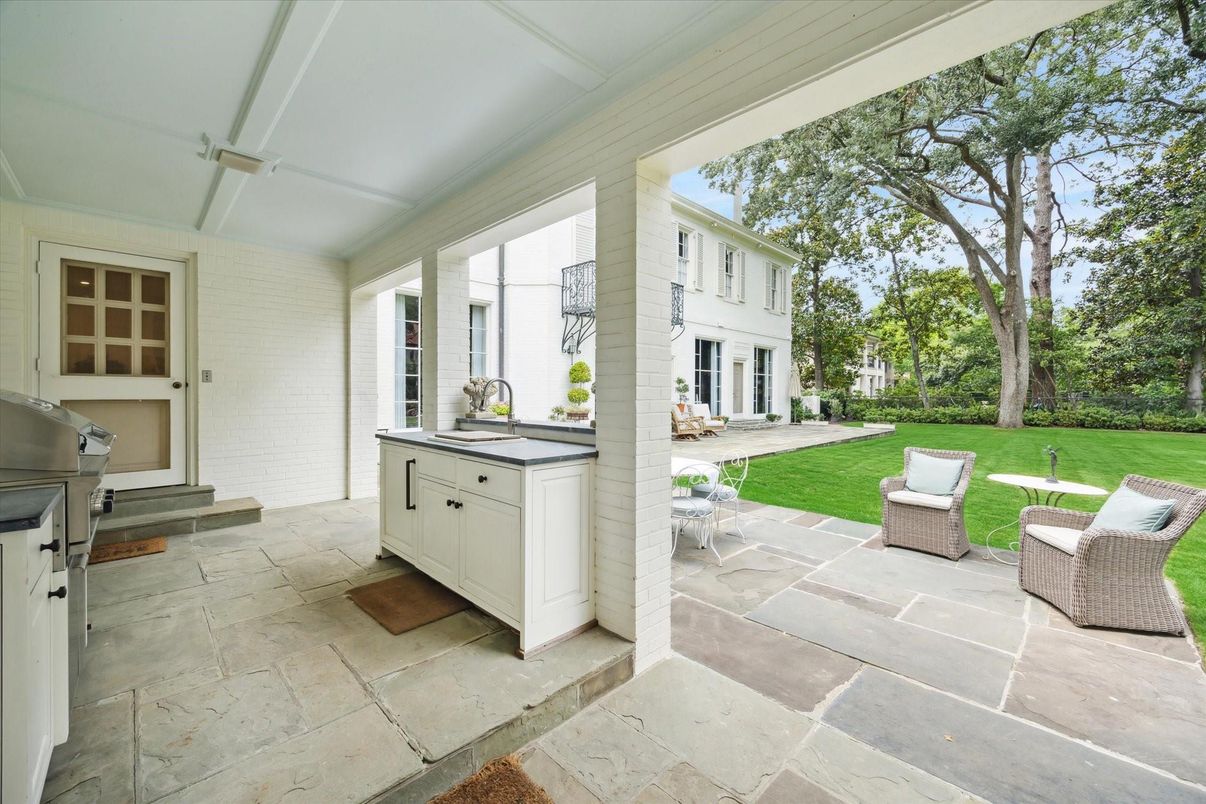 Exterior, Hot Tub, Outdoor Kitchen