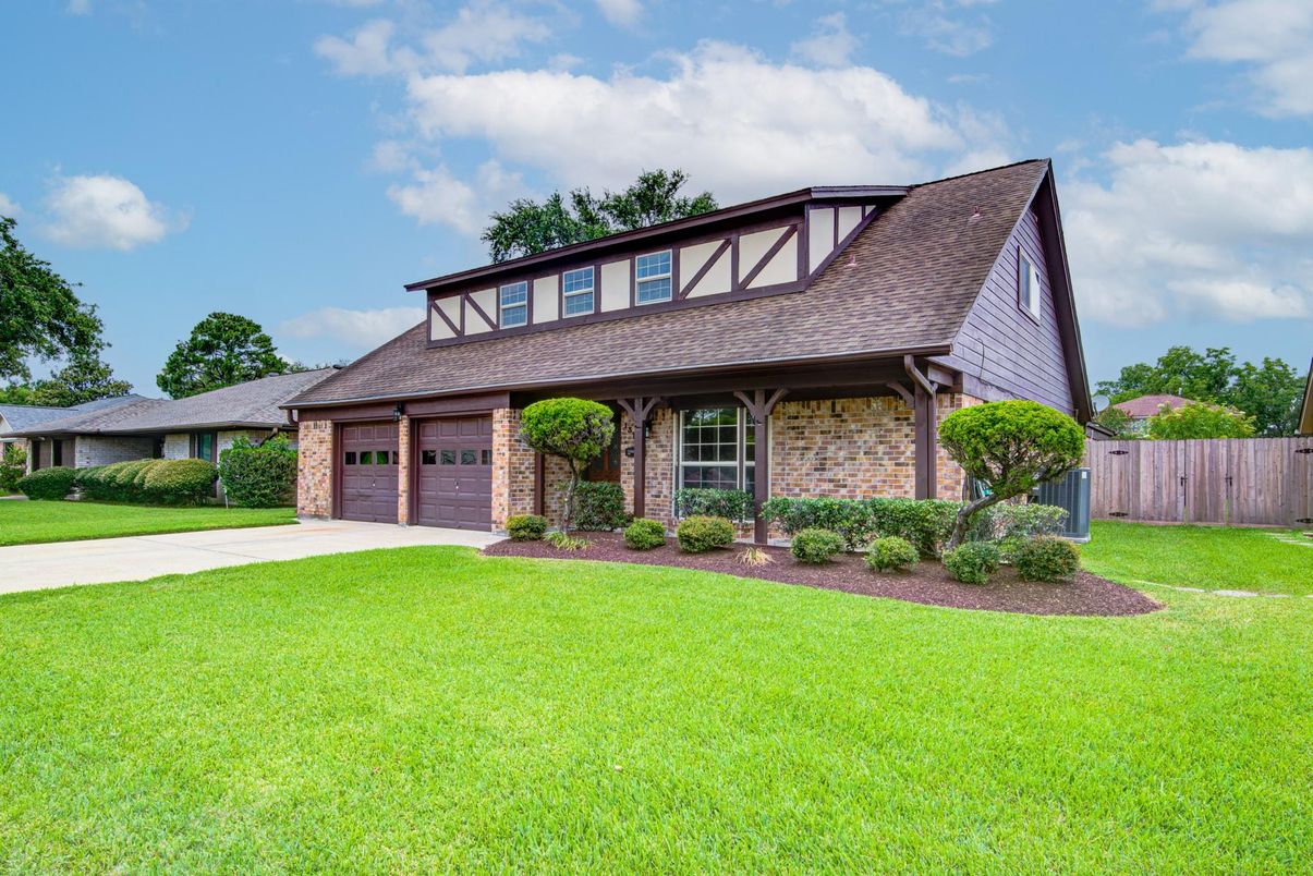 Attached, Exterior, Facade, Brick Facade, Cape Cod
