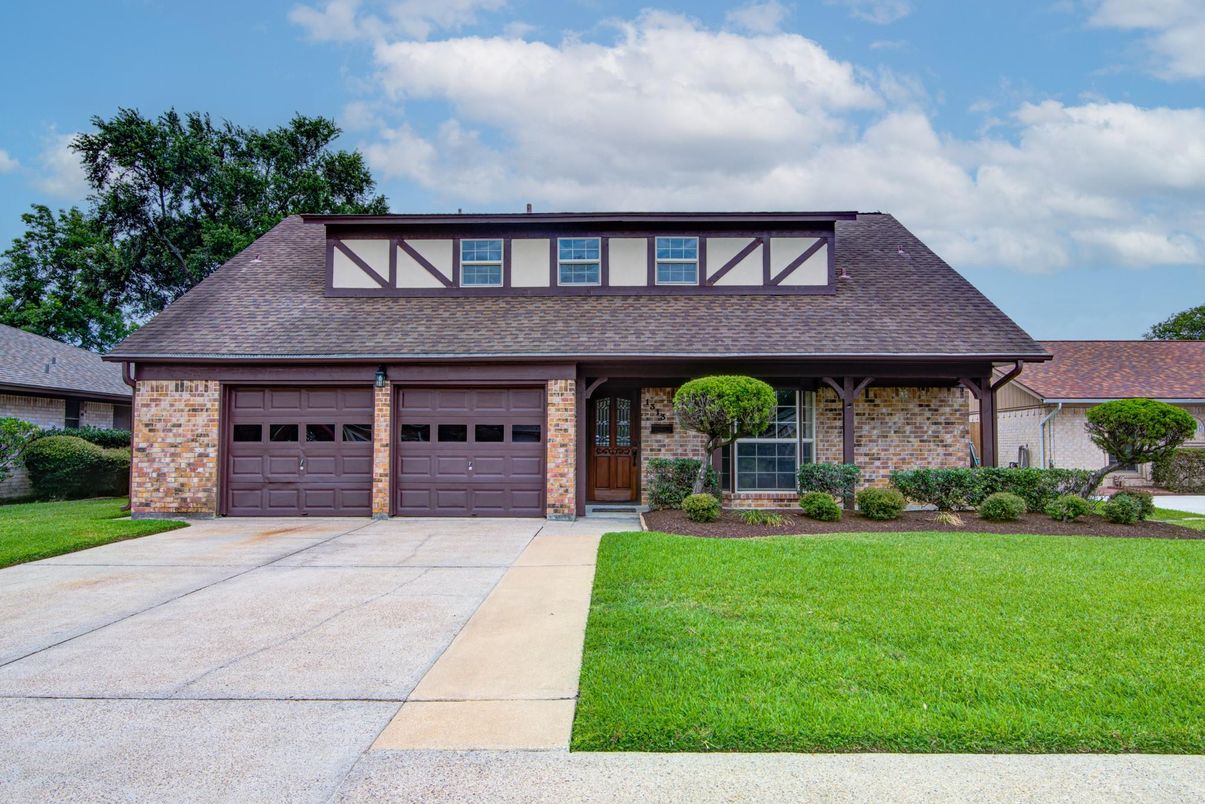 Attached, Exterior, Facade, Cape Cod