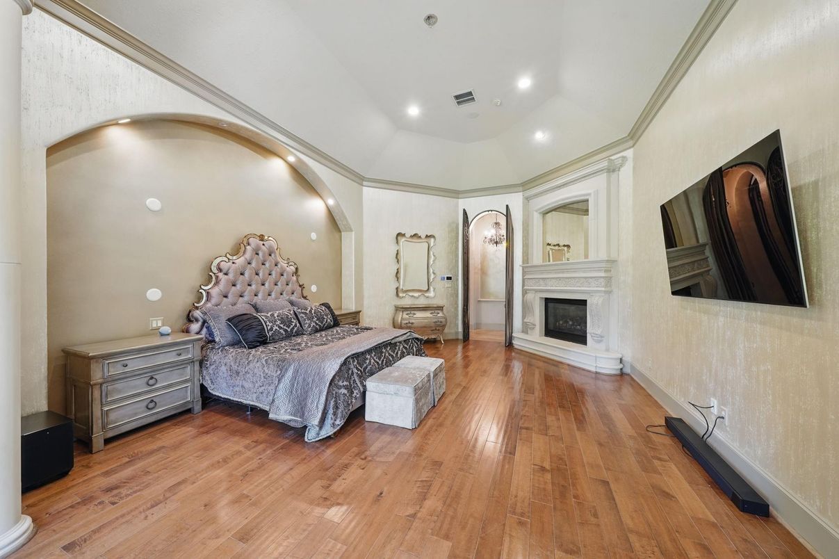 Bedroom, Fireplace, Interior, Recessed Lighting, Wood Texture Flooring