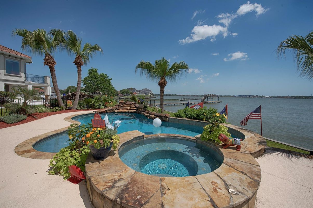 Exterior, Pool, Water