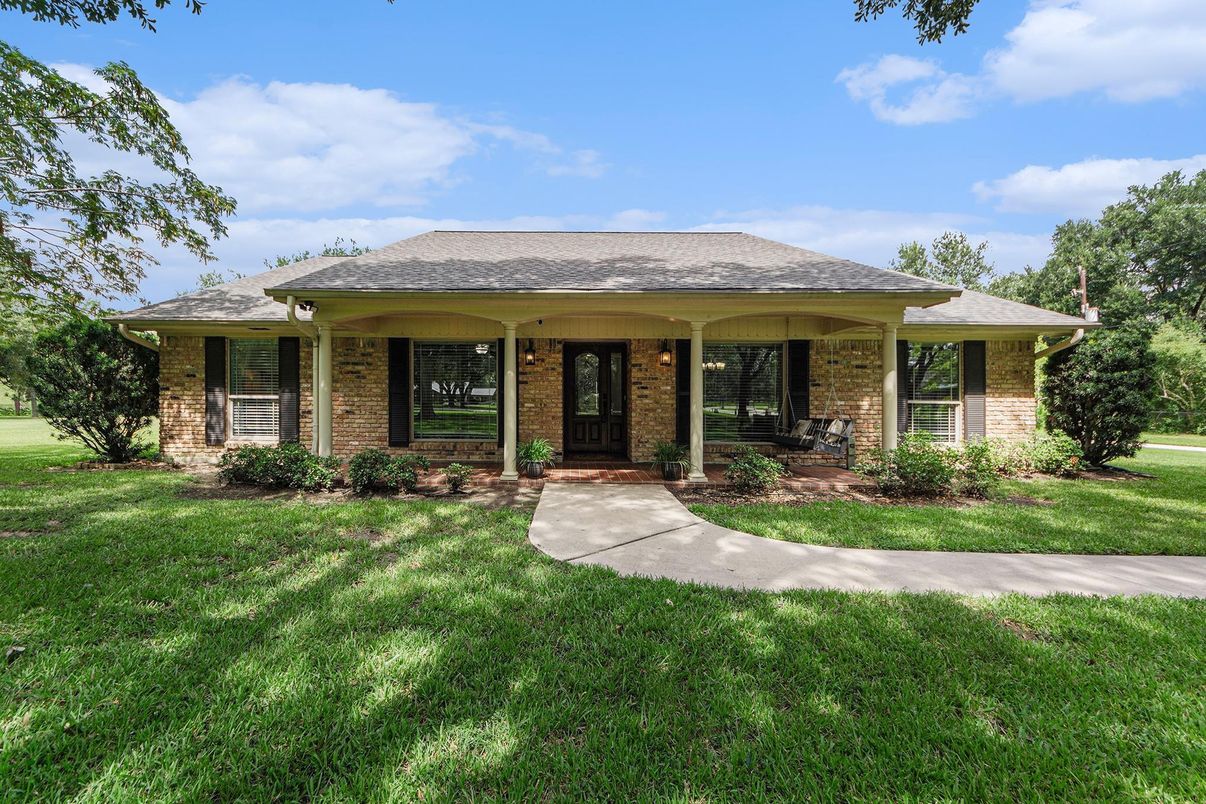 Exterior, Facade, Brick Facade, Ranch
