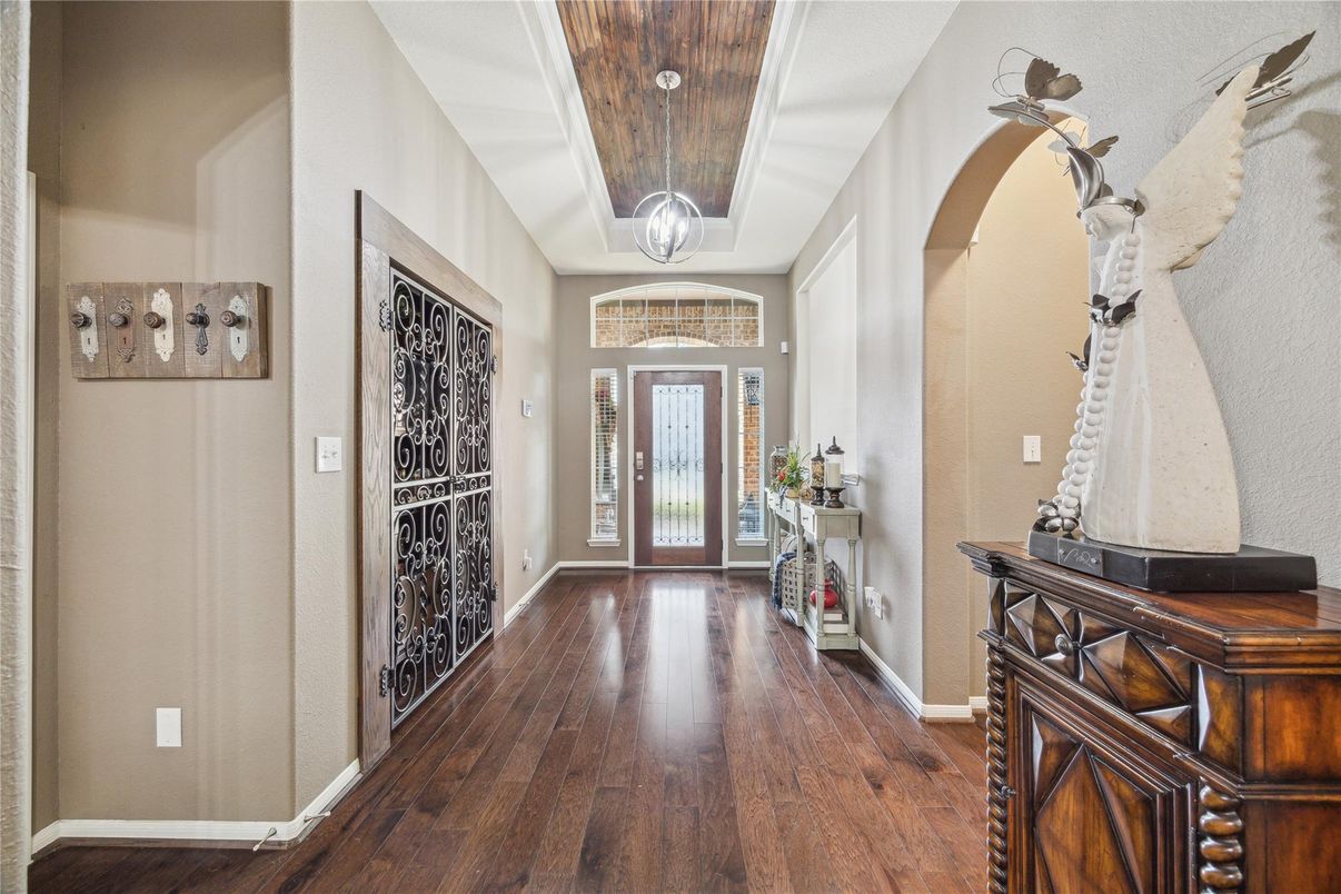 Interior, Pendant Lights, Wood Texture Flooring