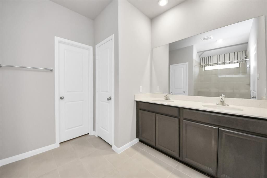 Bathroom, Dual Sink Vanities, Interior, Recessed Lighting