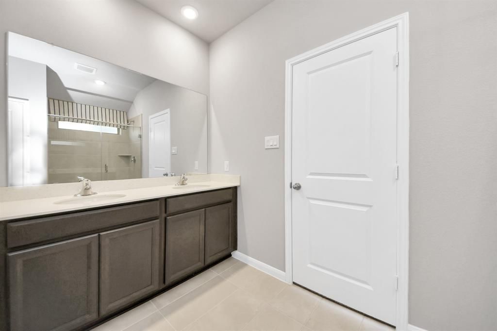 Bathroom, Dual Sink Vanities, Interior, Recessed Lighting