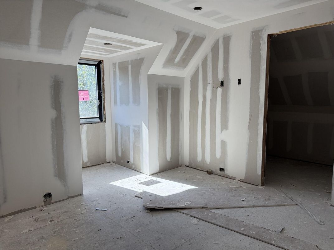 Empty room, Interior