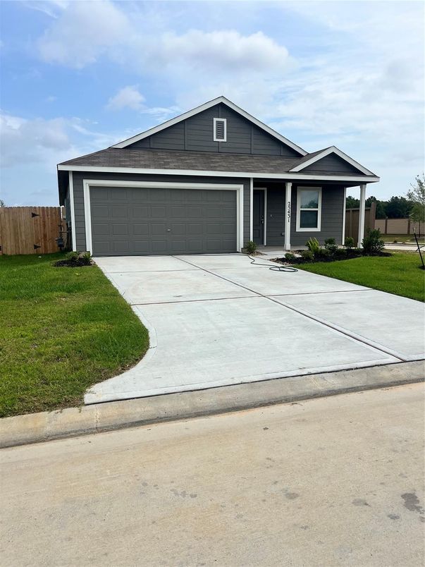 Attached, Exterior, Facade, American Craftsman