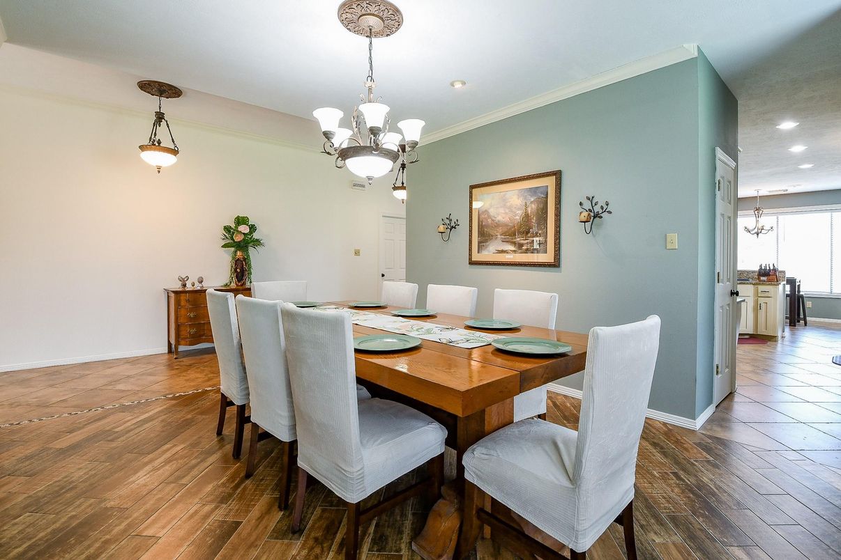 Chandelier, Dining room, Interior, Pendant Lights, Recessed Lighting, Wood Texture Flooring