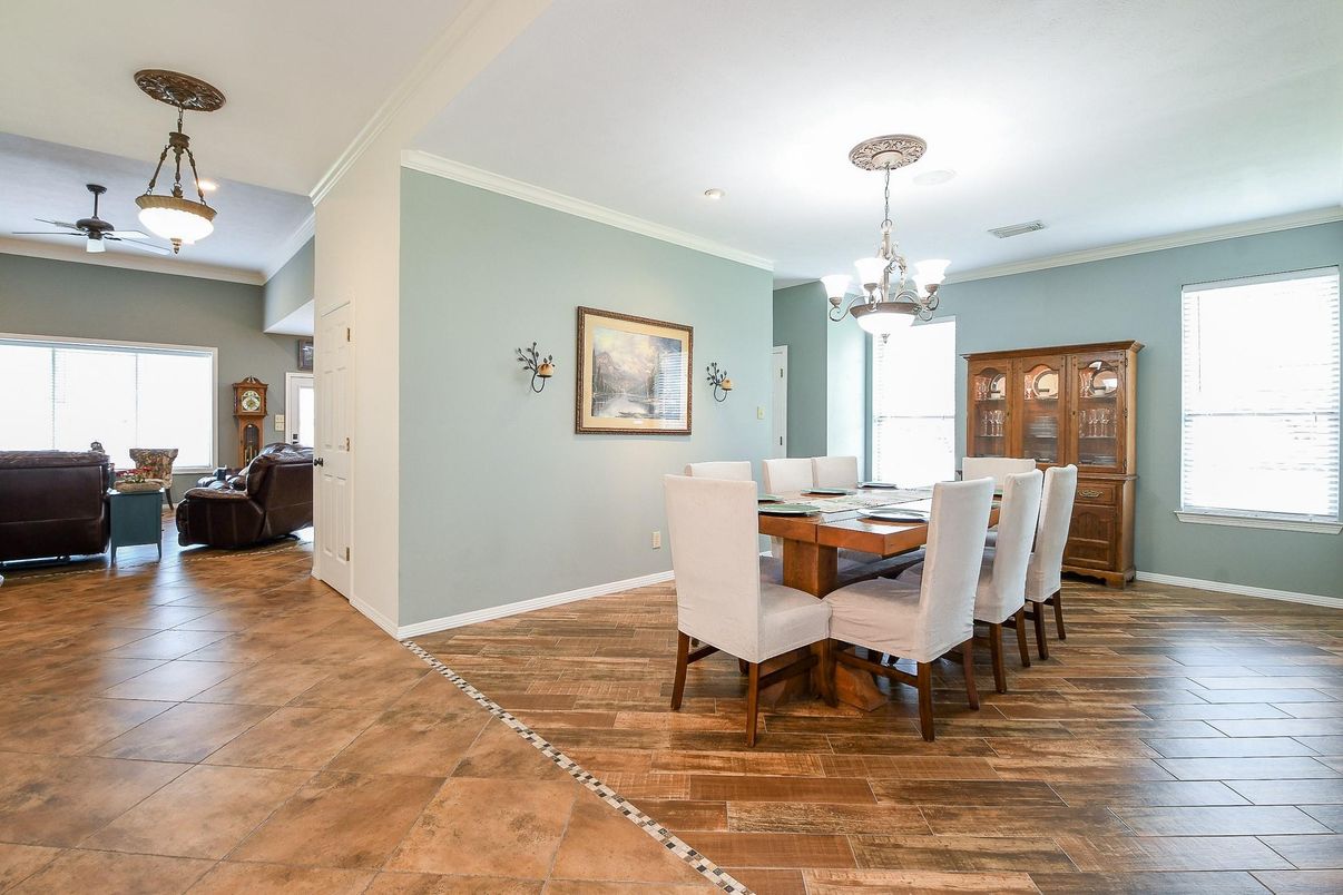 Chandelier, Dining room, Interior, Living room, Pendant Lights, Wood Texture Flooring