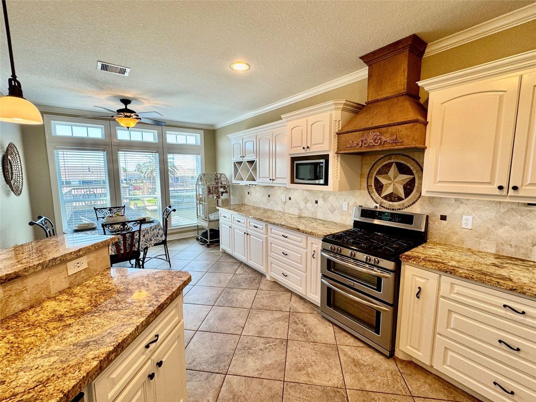 Dining room, Interior, Kitchen, Recessed Lighting