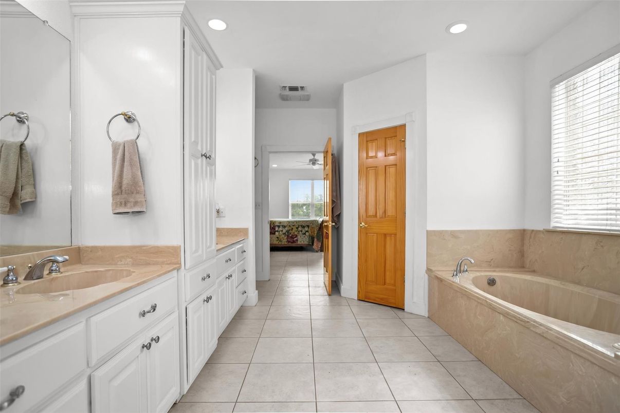 Bathroom, Dual Sink Vanities, Interior, Recessed Lighting