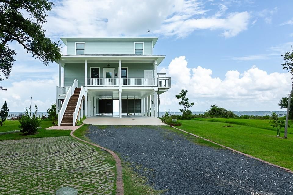 Backyard, Exterior, Facade, Water, American Foursquare