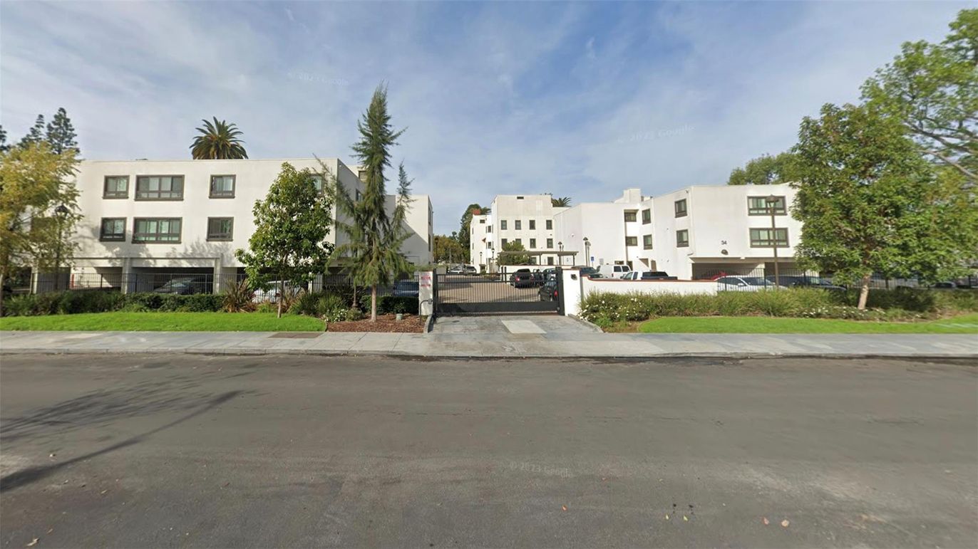 Exterior, Facade, Modern