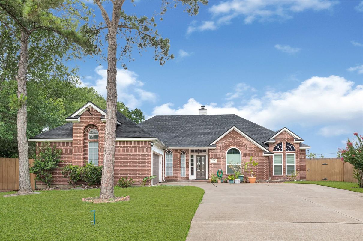 Backyard, Exterior, Facade, Brick Facade, Brick Traditional