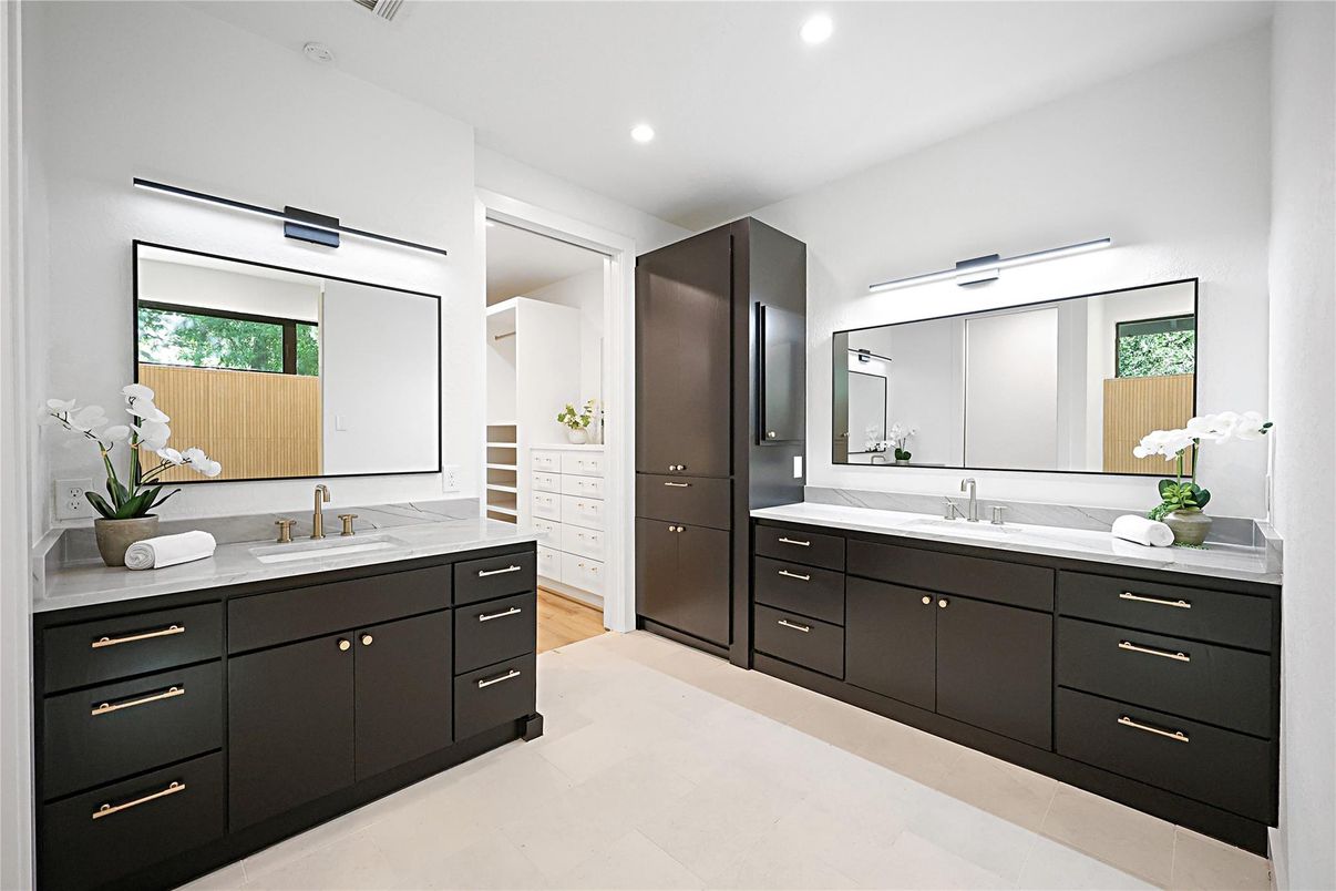 Bathroom, Dual Sink Vanities, Interior, Recessed Lighting