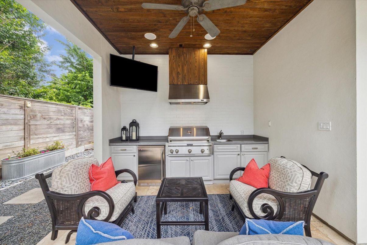 Exterior, Outdoor Kitchen