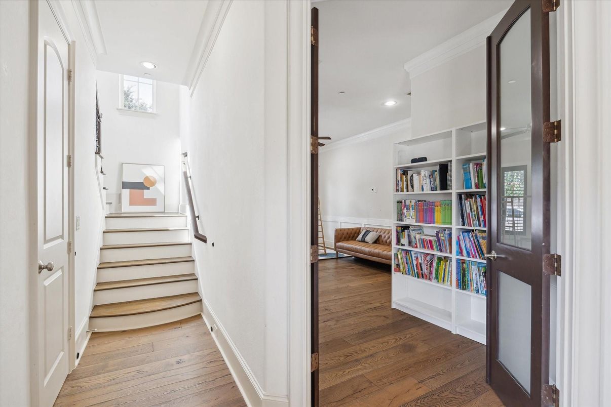 Interior, Recessed Lighting, Wood Texture Flooring
