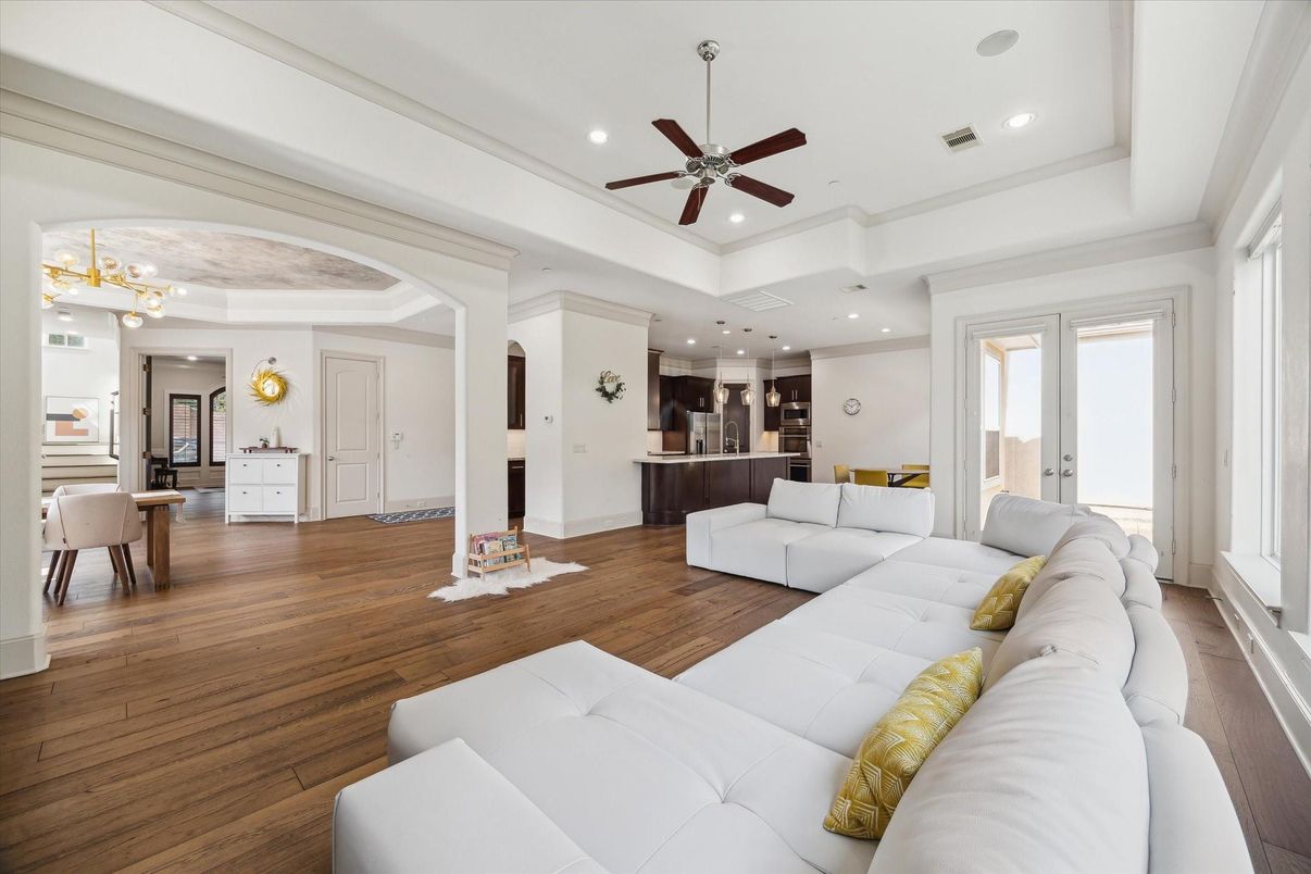 Interior, Living room, Pendant Lights, Recessed Lighting, Wood Texture Flooring