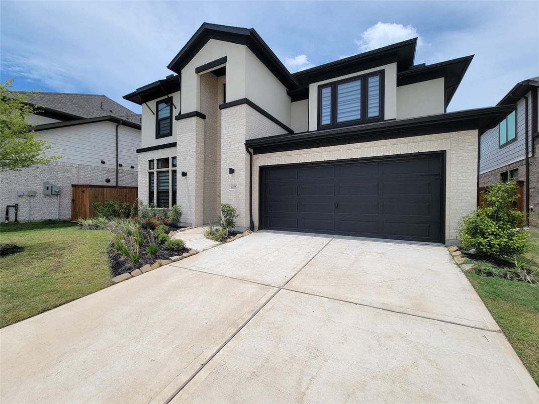 Attached, Exterior, Facade, Mediterranean