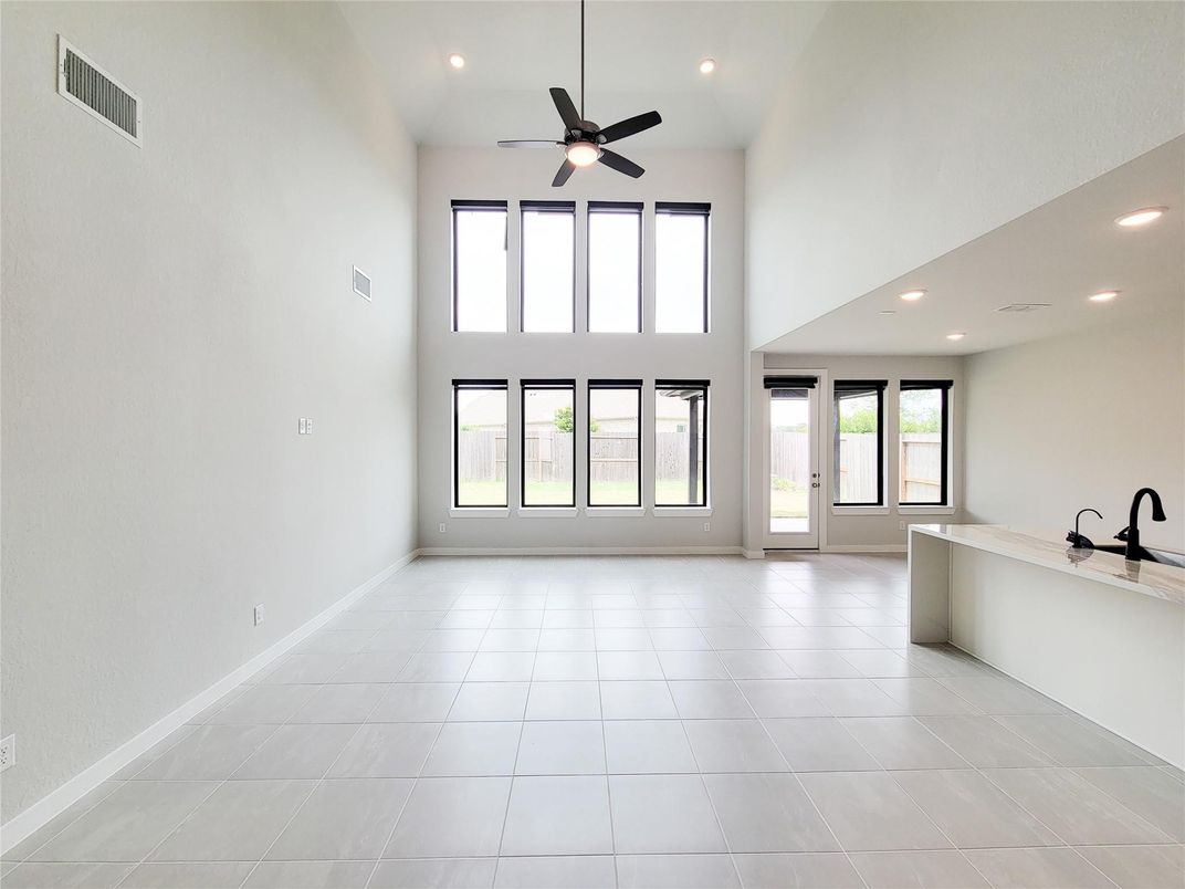 Empty room, Interior, Recessed Lighting