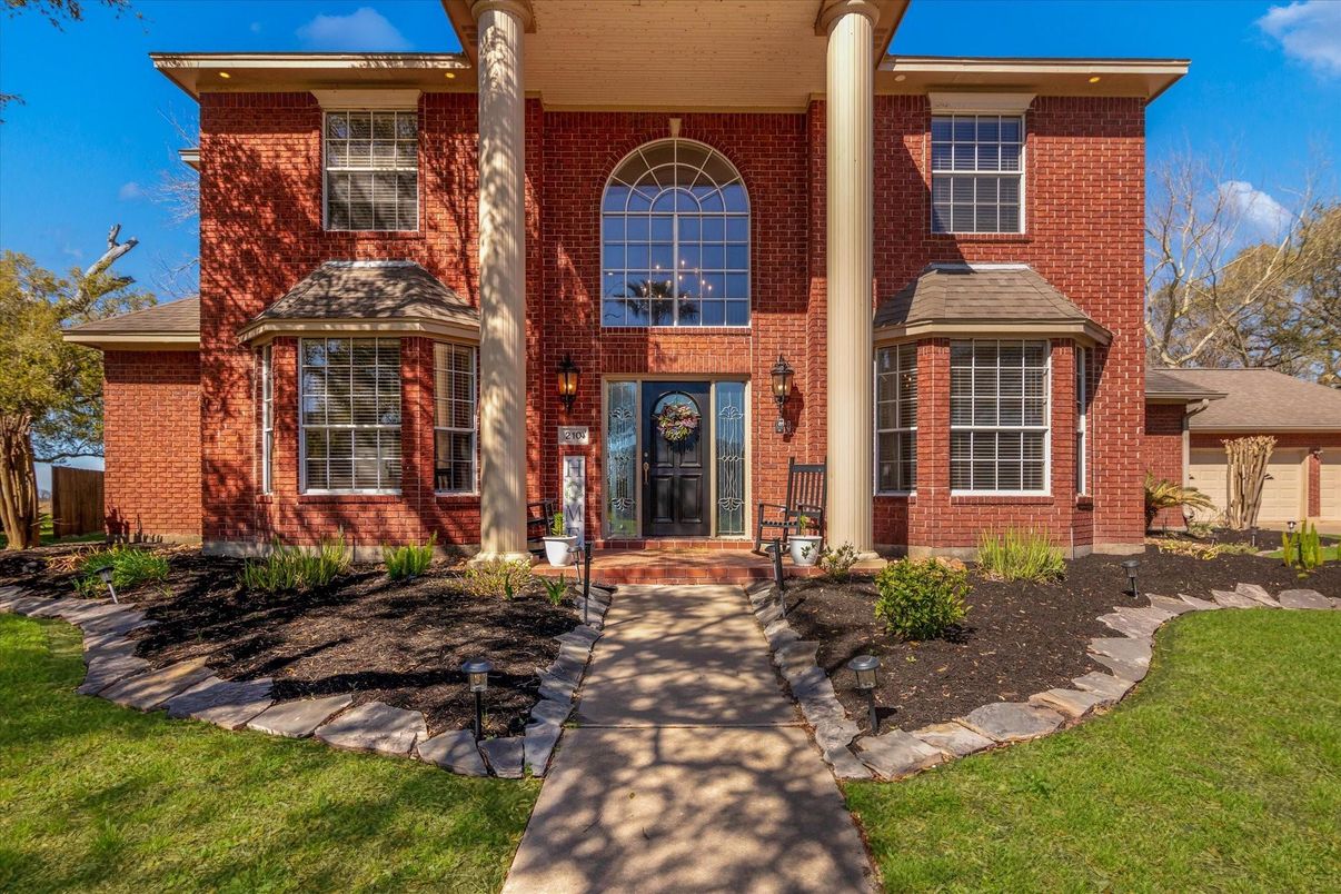 Exterior, Facade, Brick Facade, Georgian