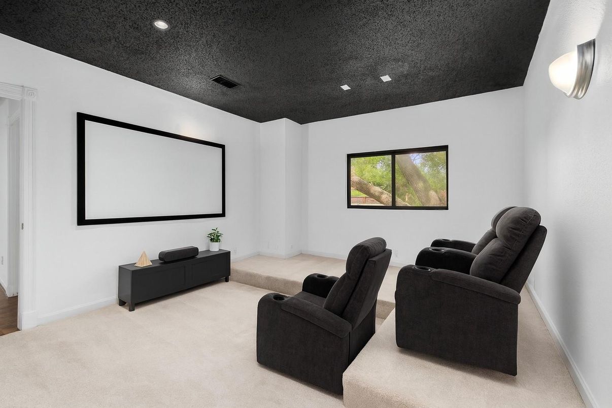 Interior, Projection Screen, Recessed Lighting, Theatre Room