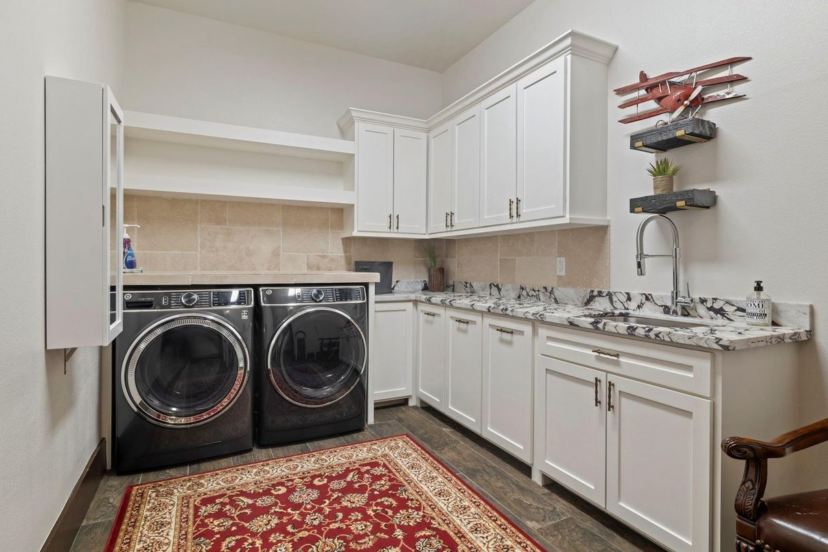 Interior, Washer, Wood Texture Flooring