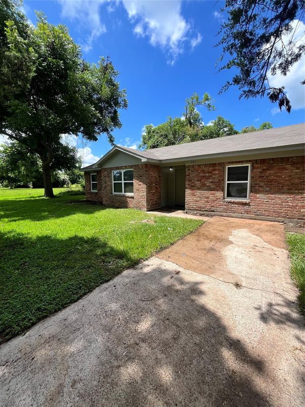 Exterior, Facade, Brick Facade, Ranch