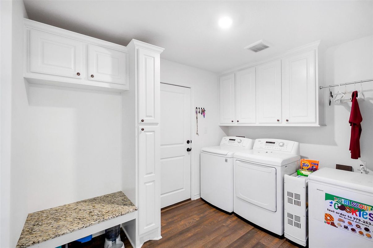 Interior, Recessed Lighting, Washer, Wood Texture Flooring