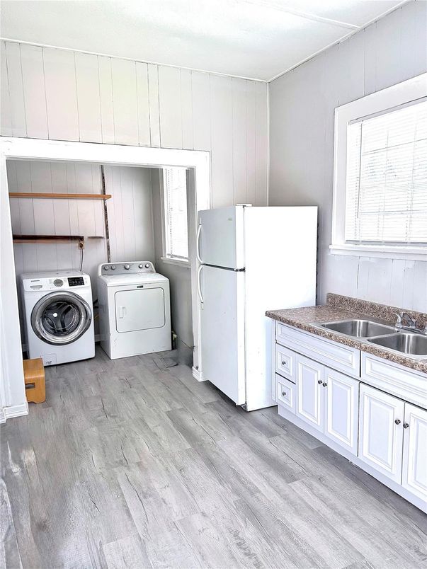 Interior, Washer, Wood Texture Flooring