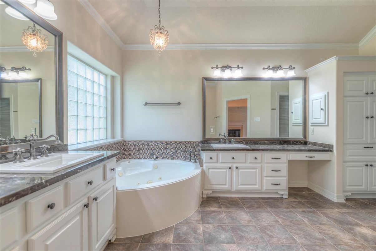Bathroom, Dual Sink Vanities, Interior, Pendant Lights