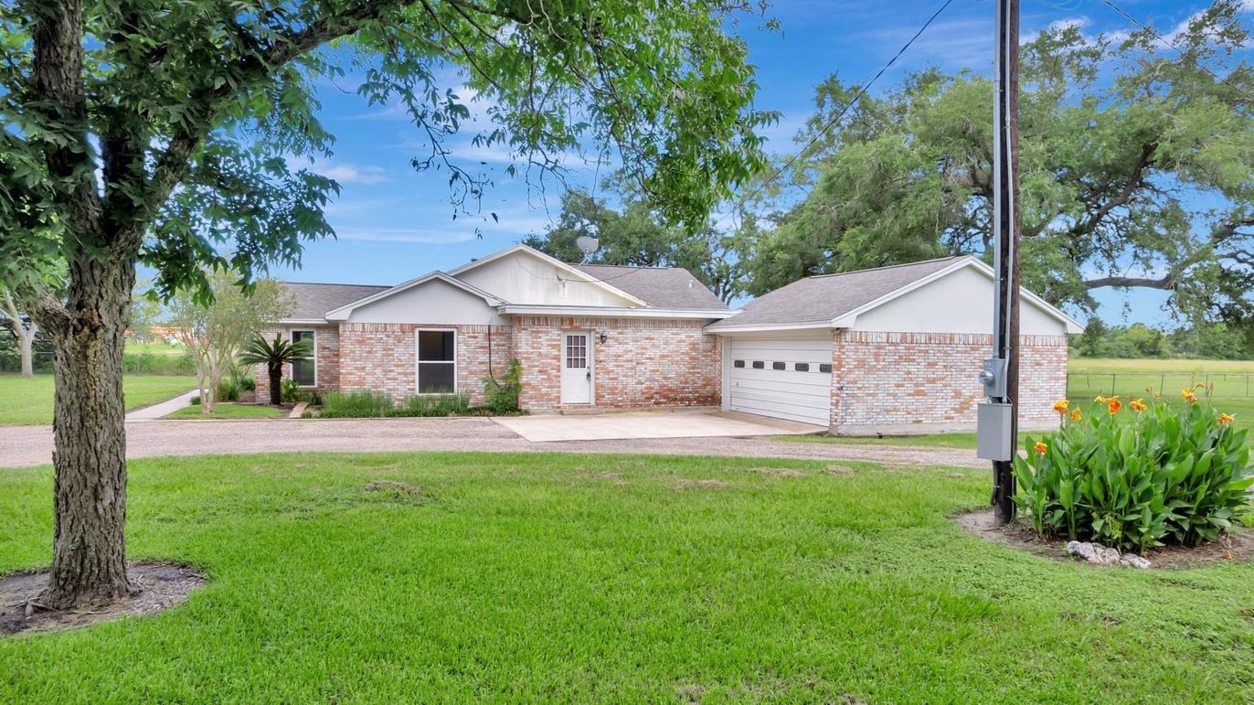 Attached, Backyard, Exterior, Facade, Brick Facade, Ranch