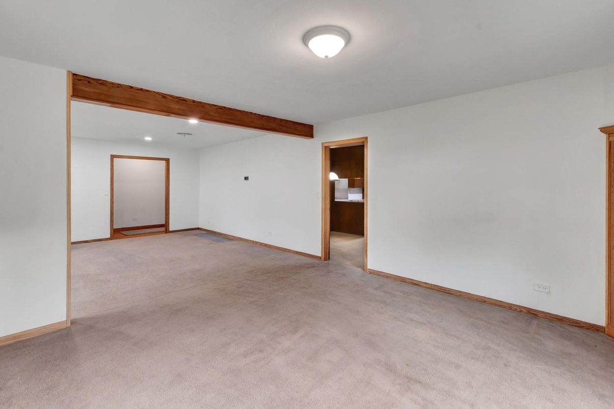 Empty room, Interior, Recessed Lighting, Wooden Beams