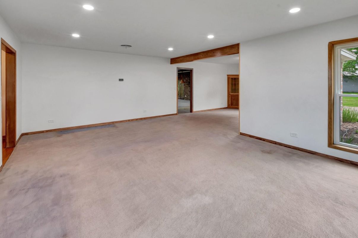 Empty room, Interior, Recessed Lighting, Wooden Beams