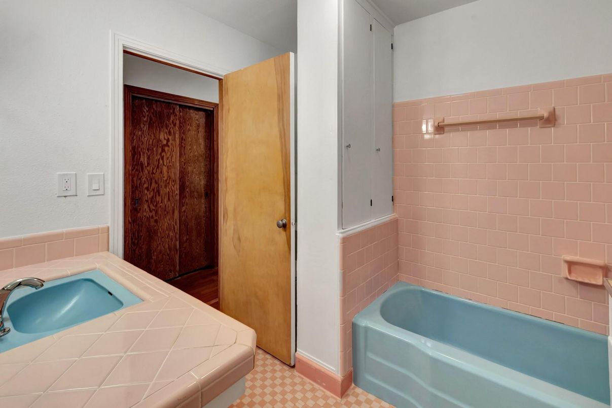 Bathroom, Interior, Tile Countertops