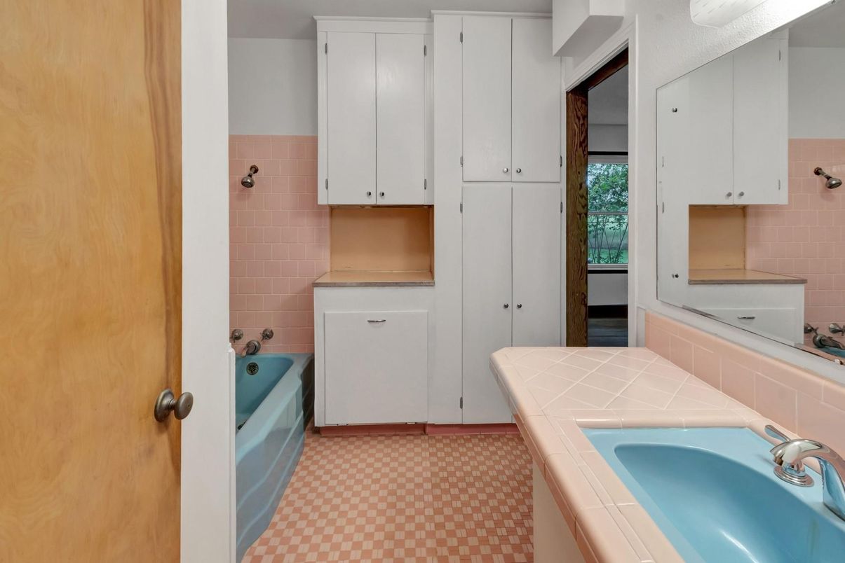 Bathroom, Interior, Tile Countertops