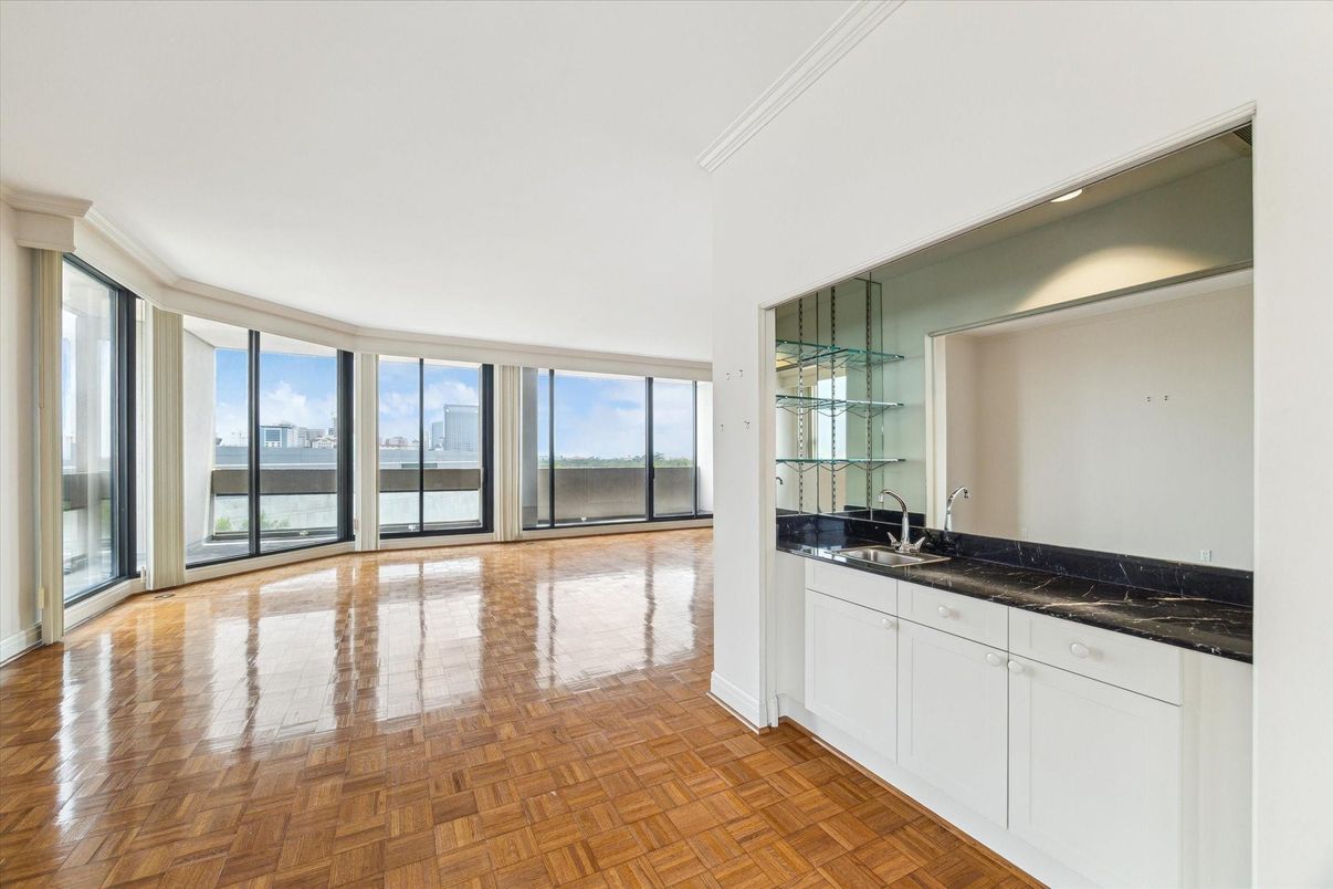 Interior, Kitchen, Recessed Lighting, Water, Wood Texture Flooring