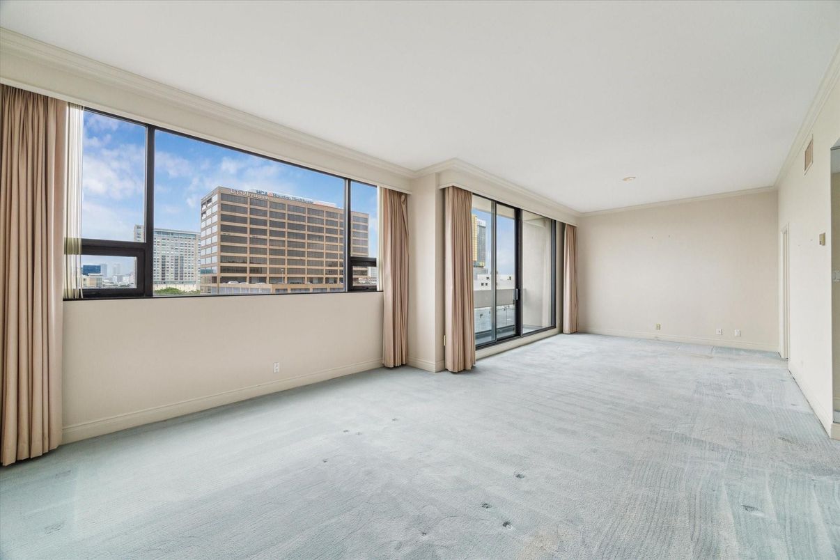 Empty room, Interior