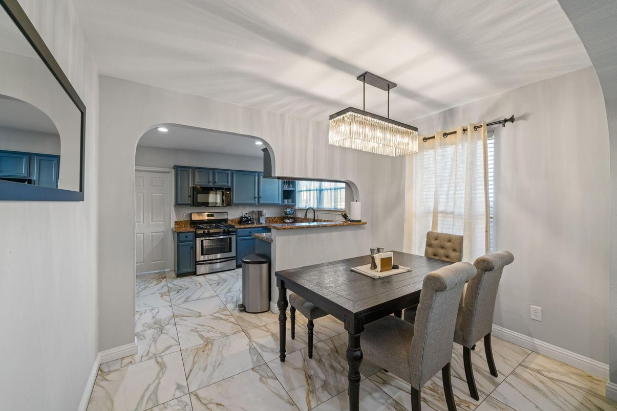 Chandelier, Dining room, Interior, Kitchen, Marble, Recessed Lighting