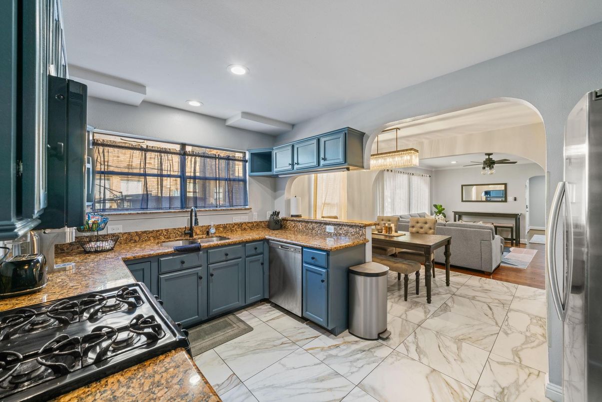 Chandelier, Dining room, Interior, Kitchen, Living room, Marble, Recessed Lighting, Stainless Steel Appliances