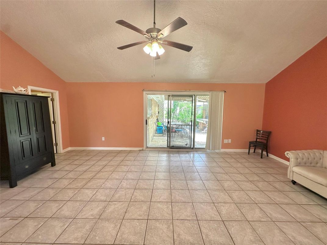 Empty room, Interior