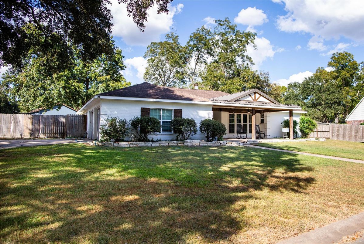 Backyard, Exterior, Facade, Ranch