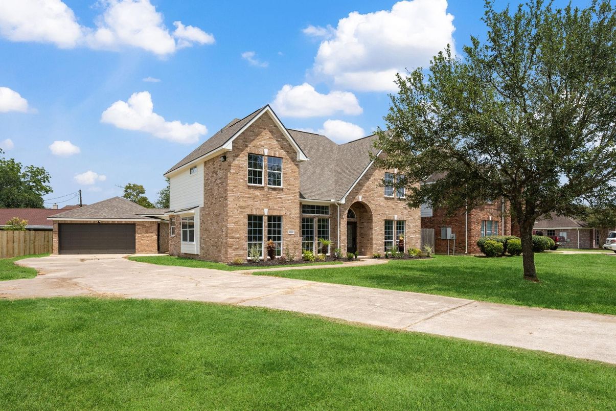 Backyard, Detached Garage, Exterior, Facade, Brick Facade, Brick Traditional