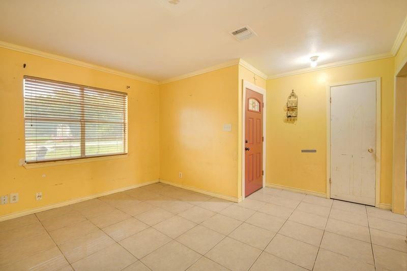 Empty room, Interior