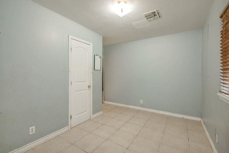 Empty room, Interior