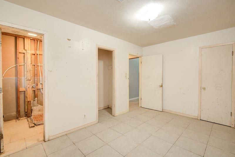 Empty room, Interior