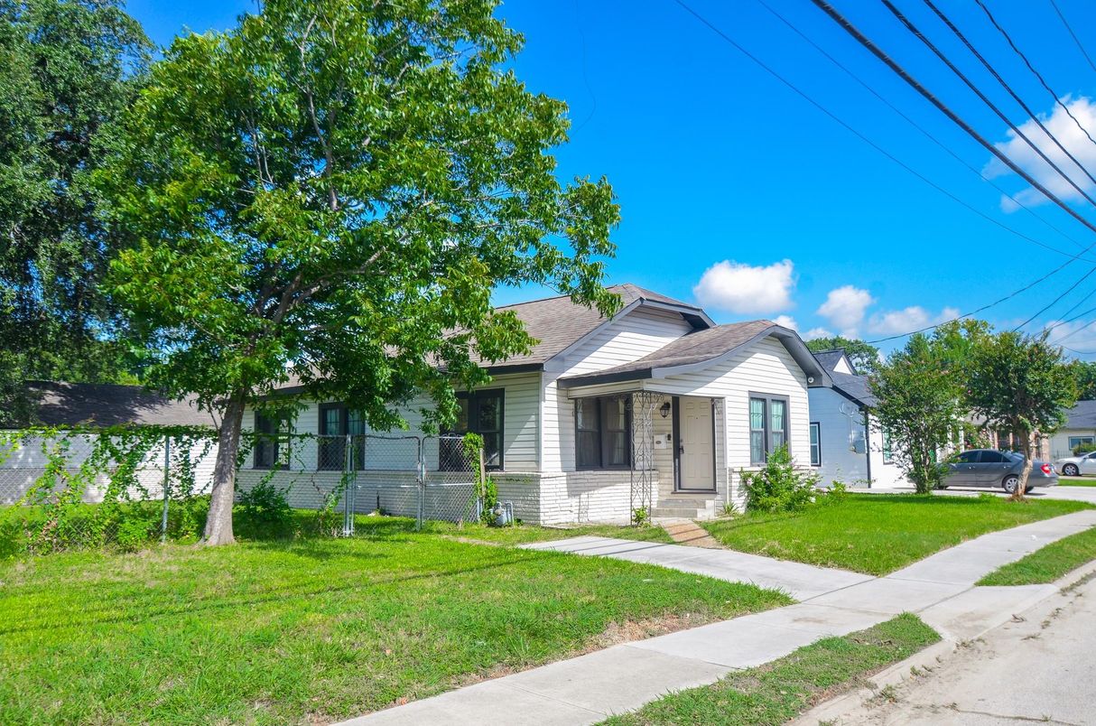 Backyard, Exterior, Facade, Queen Anne Victorian
